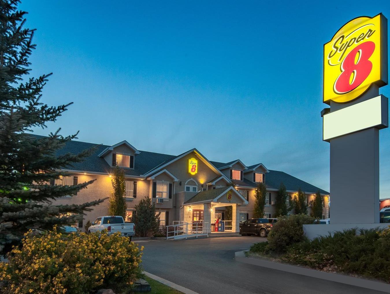 Hotel Ramada By Wyndham Cochrane Exterior foto
