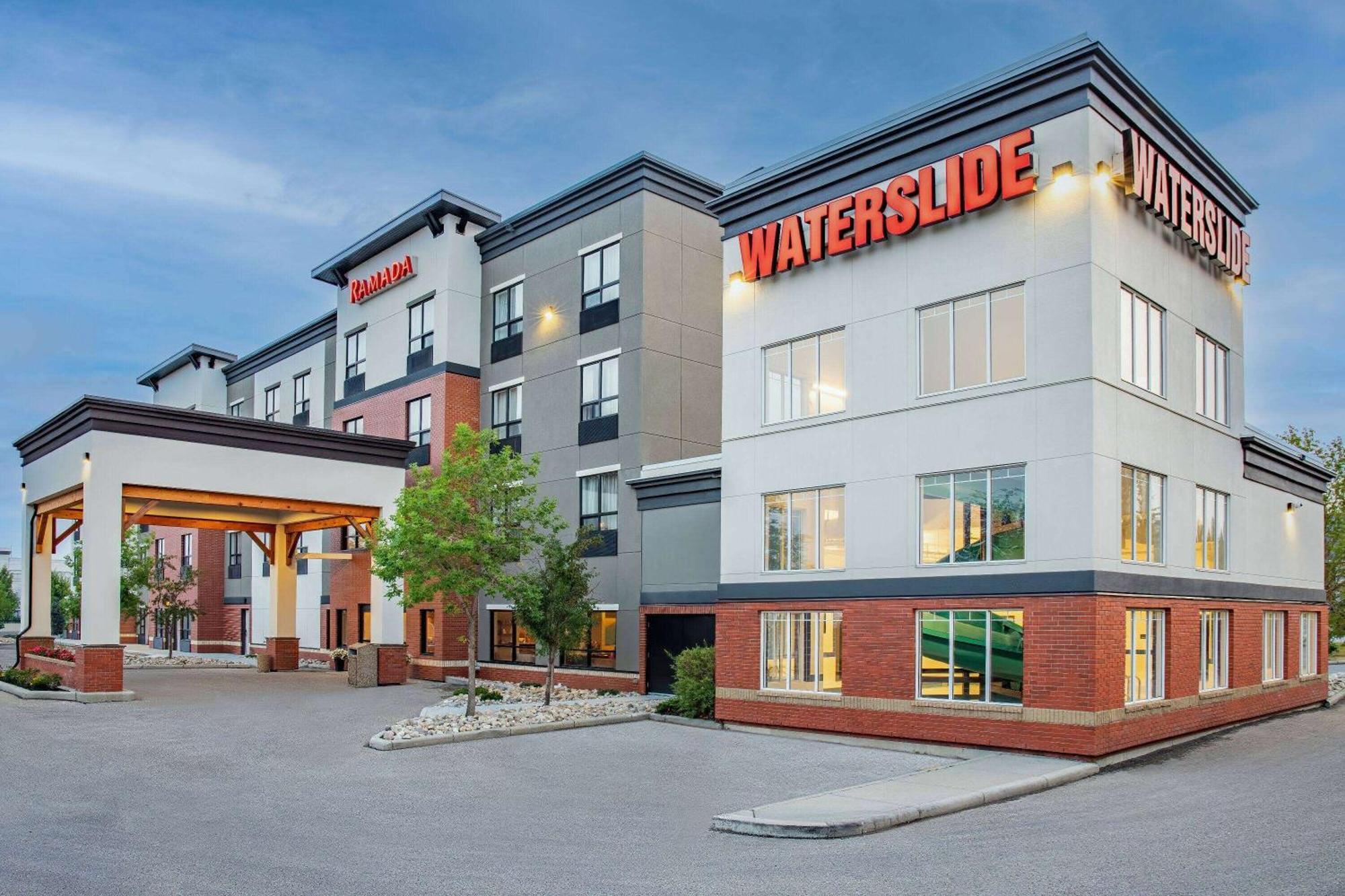 Hotel Ramada By Wyndham Cochrane Exterior foto