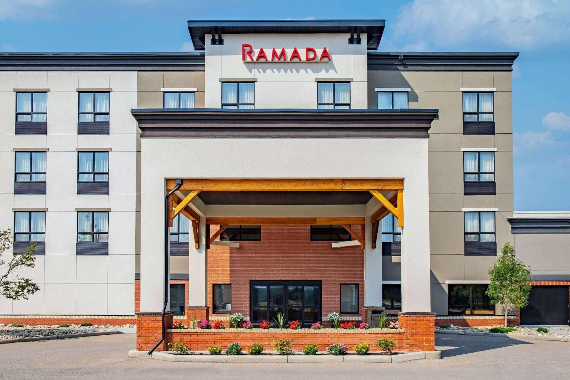 Hotel Ramada By Wyndham Cochrane Exterior foto
