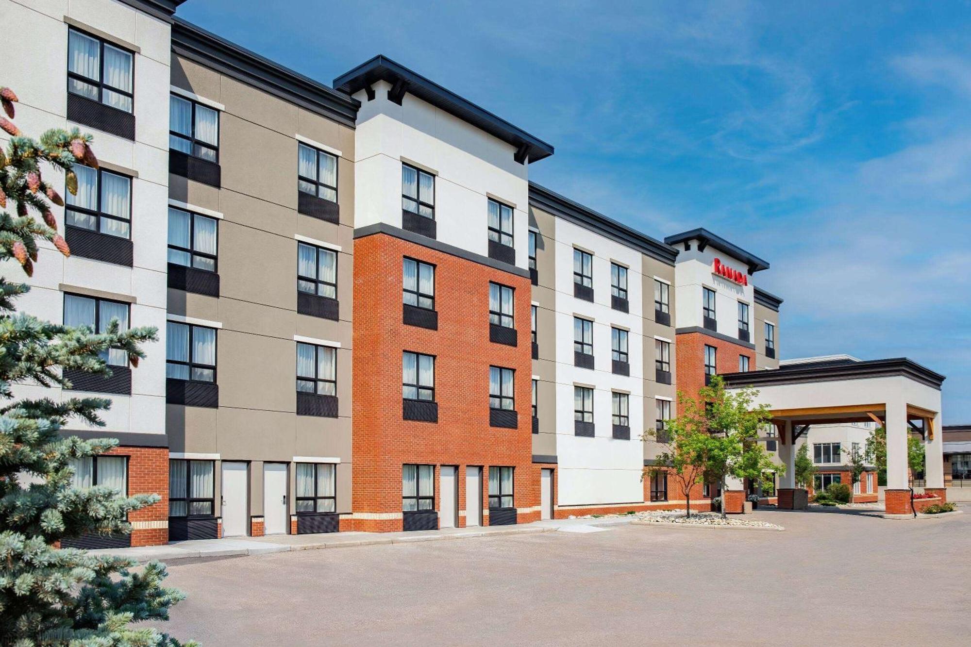Hotel Ramada By Wyndham Cochrane Exterior foto